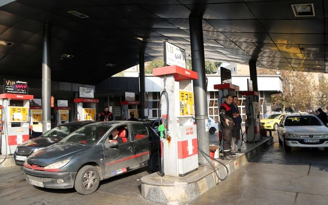 واکنش یک مقام نفتی به صف‌های طولانی پمپ‌بنزین پس از حمله‌ی ایران به اسراییل