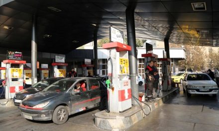 واکنش یک مقام نفتی به صف‌های طولانی پمپ‌بنزین پس از حمله‌ی ایران به اسراییل