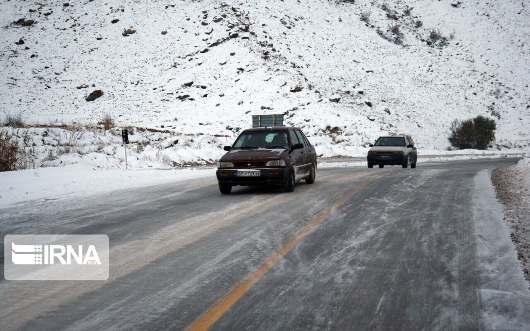 بارش برف و باران در برخی محورهای خراسان جنوبی و رضوی