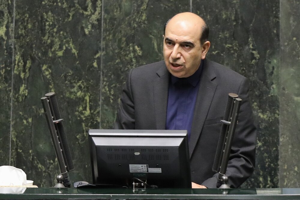 انتقاد یکی از نمایندگان مجلس به وجود انواع رابطه استخدامی با دستگاه‌های اجرایی
