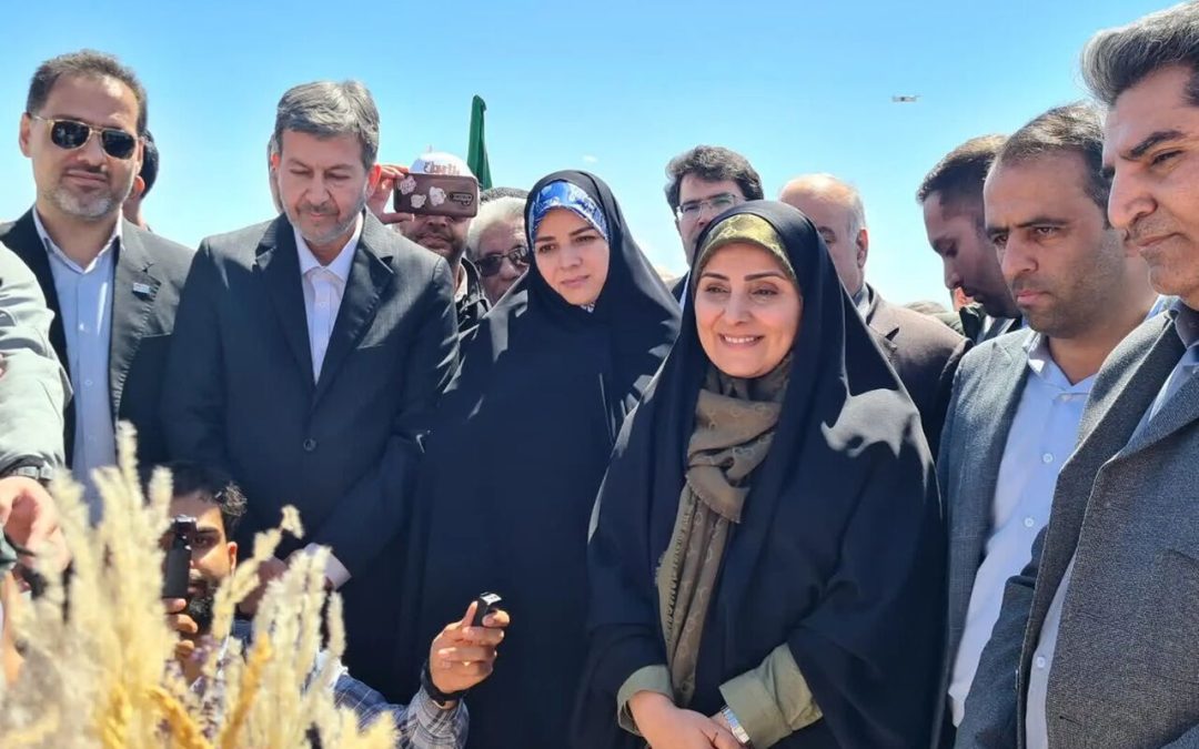 وزیر راه وشهرسازی وارد خور و بیابانک شد