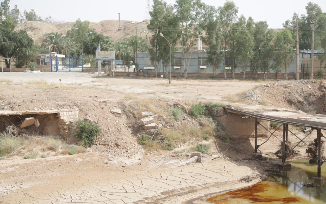نشت تاسیسات نفت شهر، محیط زیست و آب‌ غرب کرمانشاه را آلوده کرد + فیلم