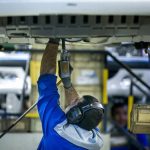 چرا خودروسازان ایران مونتاژ کار شدند؟/ تولید هر خودرو ۲۰۰۰ دلار ارز می‌بلعد