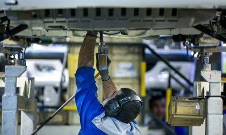 چرا خودروسازان ایران مونتاژ کار شدند؟/ تولید هر خودرو ۲۰۰۰ دلار ارز می‌بلعد